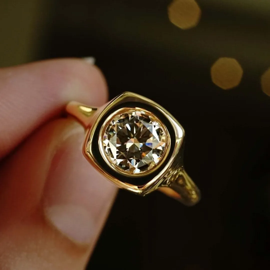 /public/photos/live/round cut bezel ring (1).webp